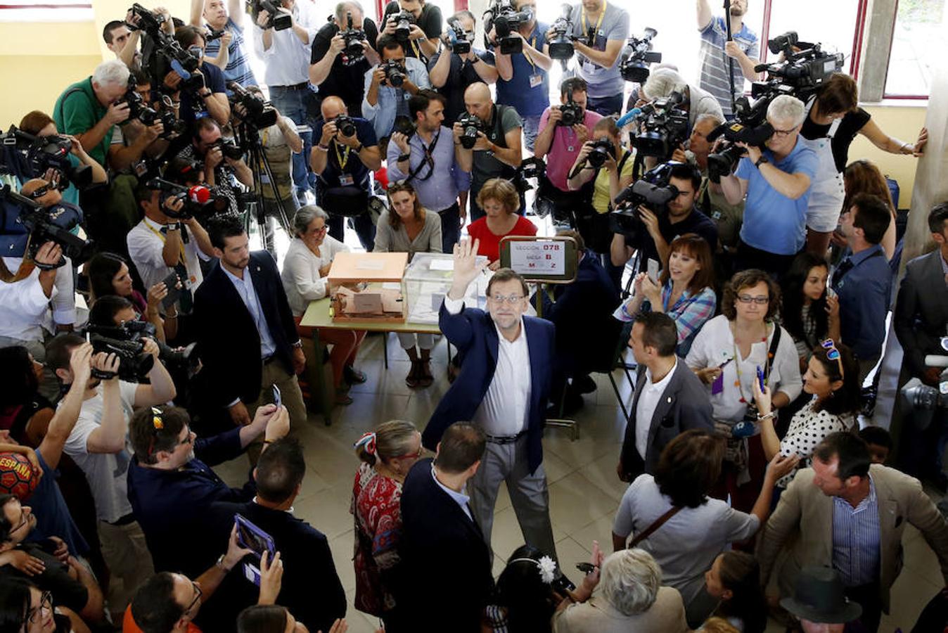 Mariano Rajoy saluda después de votar en el colegio Bernadette del distrito madrileño Moncloa-Aravaca.