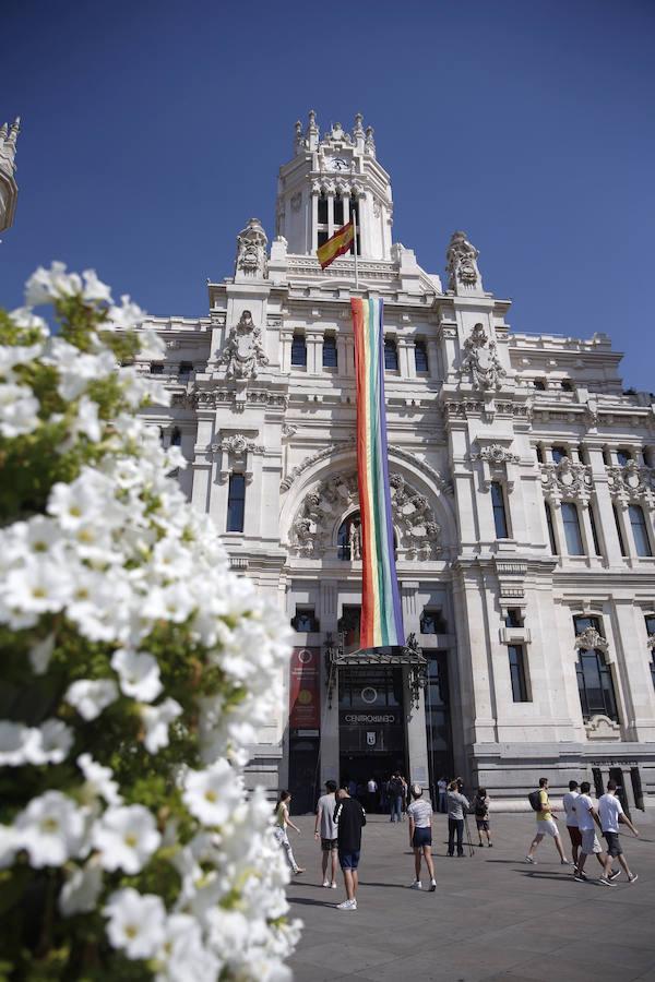 La bandera color arcoiris desplegada en el Ayuntamiento de Madrid con motivo de la fiesta del Orgullo Gay.