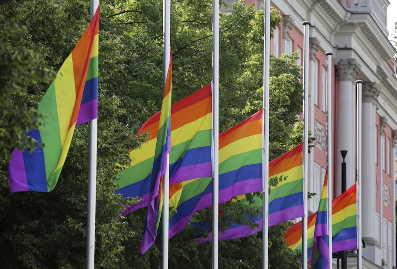 Banderas color arcoiris ondeando a media asta en Alemania en recuerdo a las víctimas de la matanza de Orlando.