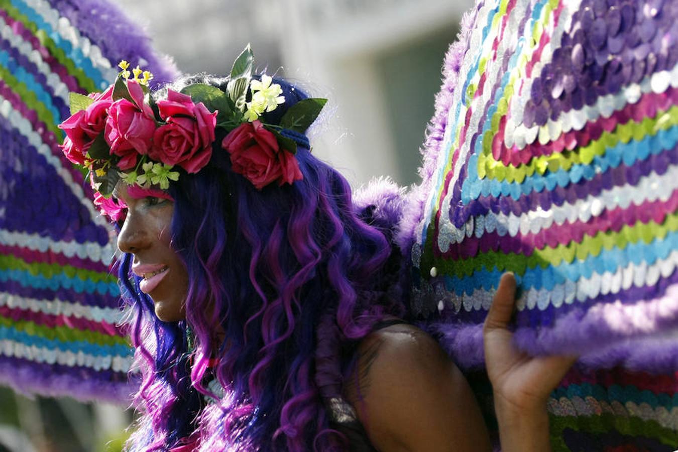 Un transexual participa en la Marcha del Orgullo Gay en la ciudad de Cali (Colombia).