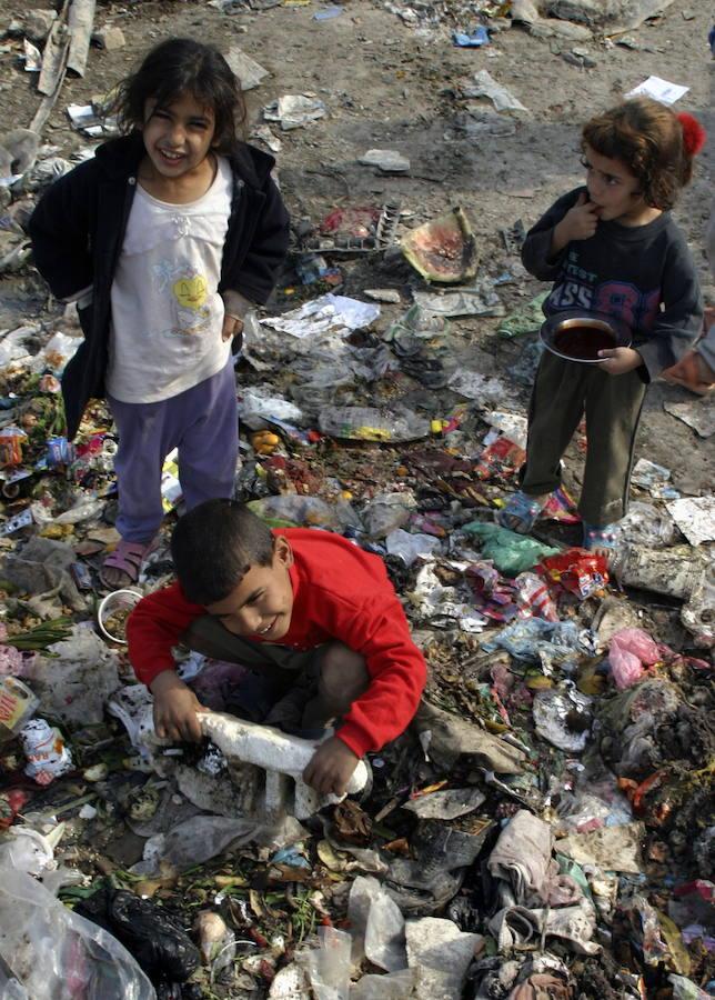 Niños en un vertedero de Bagdad, la capital de Irak.