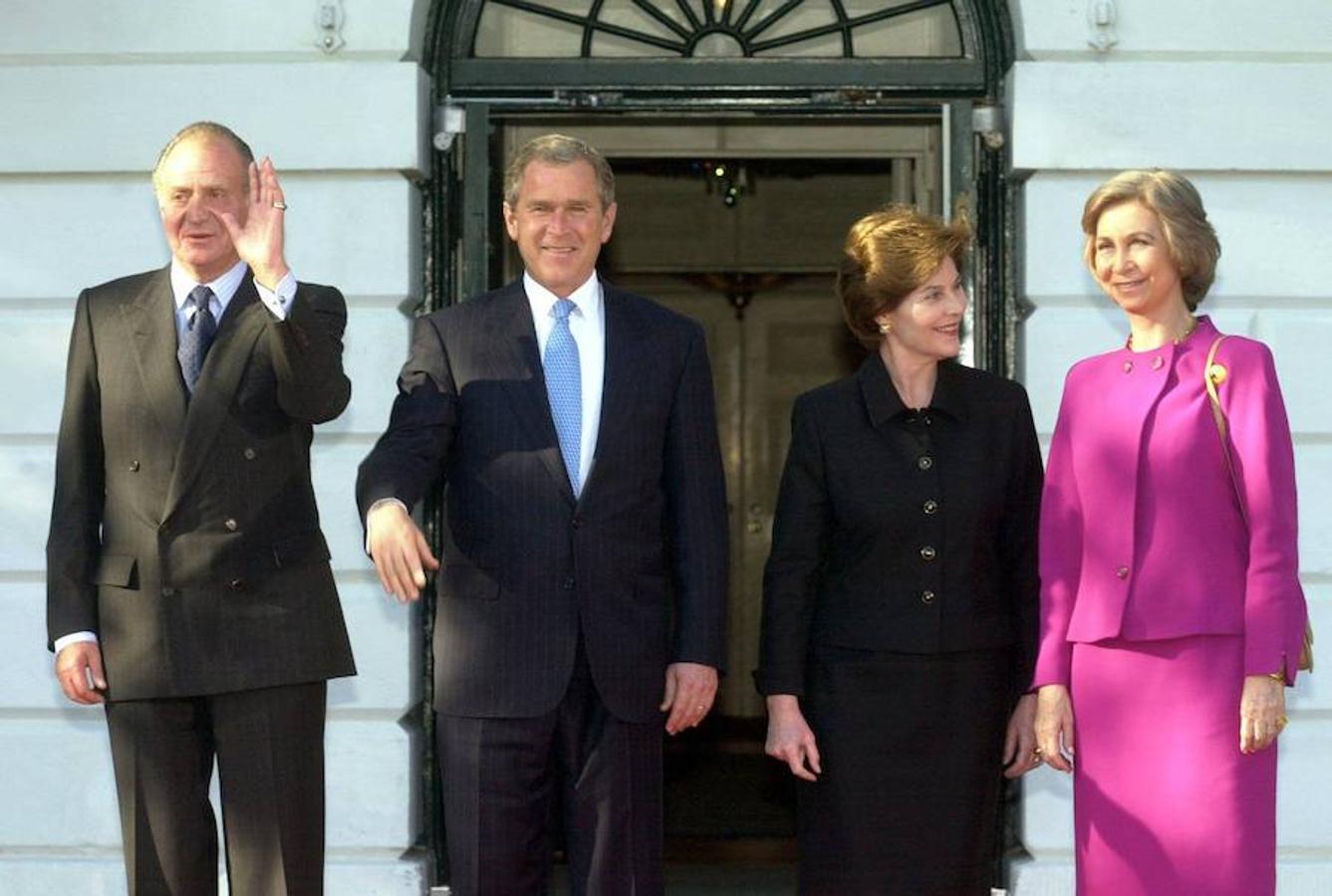 George W. Bush y su esposa Laura, junto al rey Juan Carlos I y la reina Sofía.