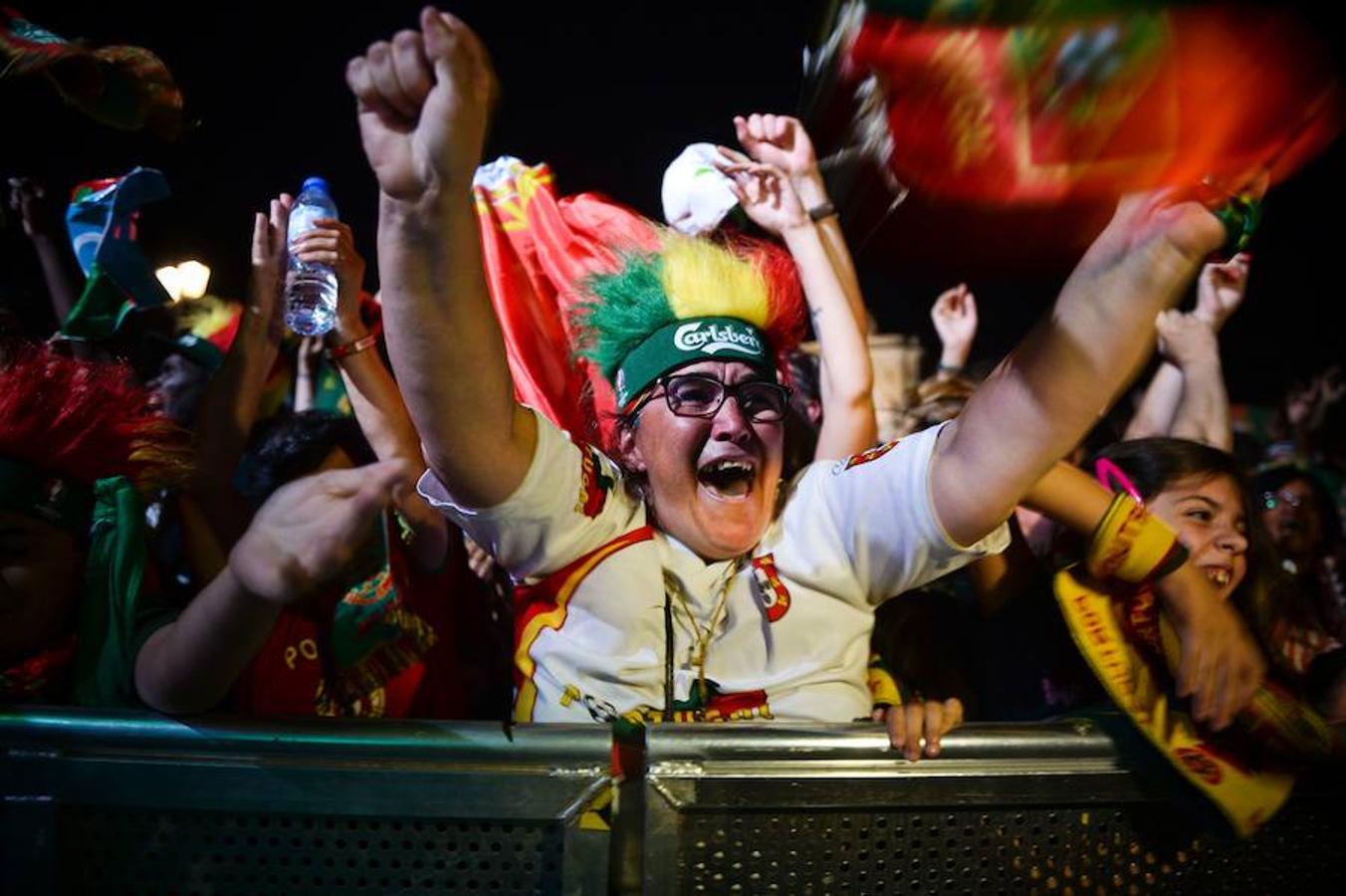 Los portugueses salen a celebrar la victoria de su selección