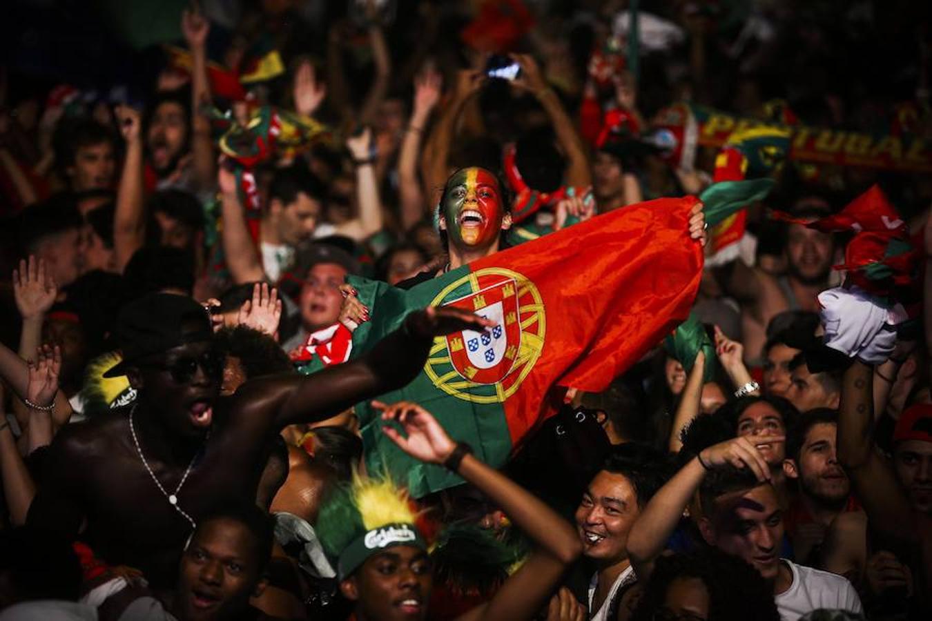 Los portugueses salen a celebrar la victoria de su selección