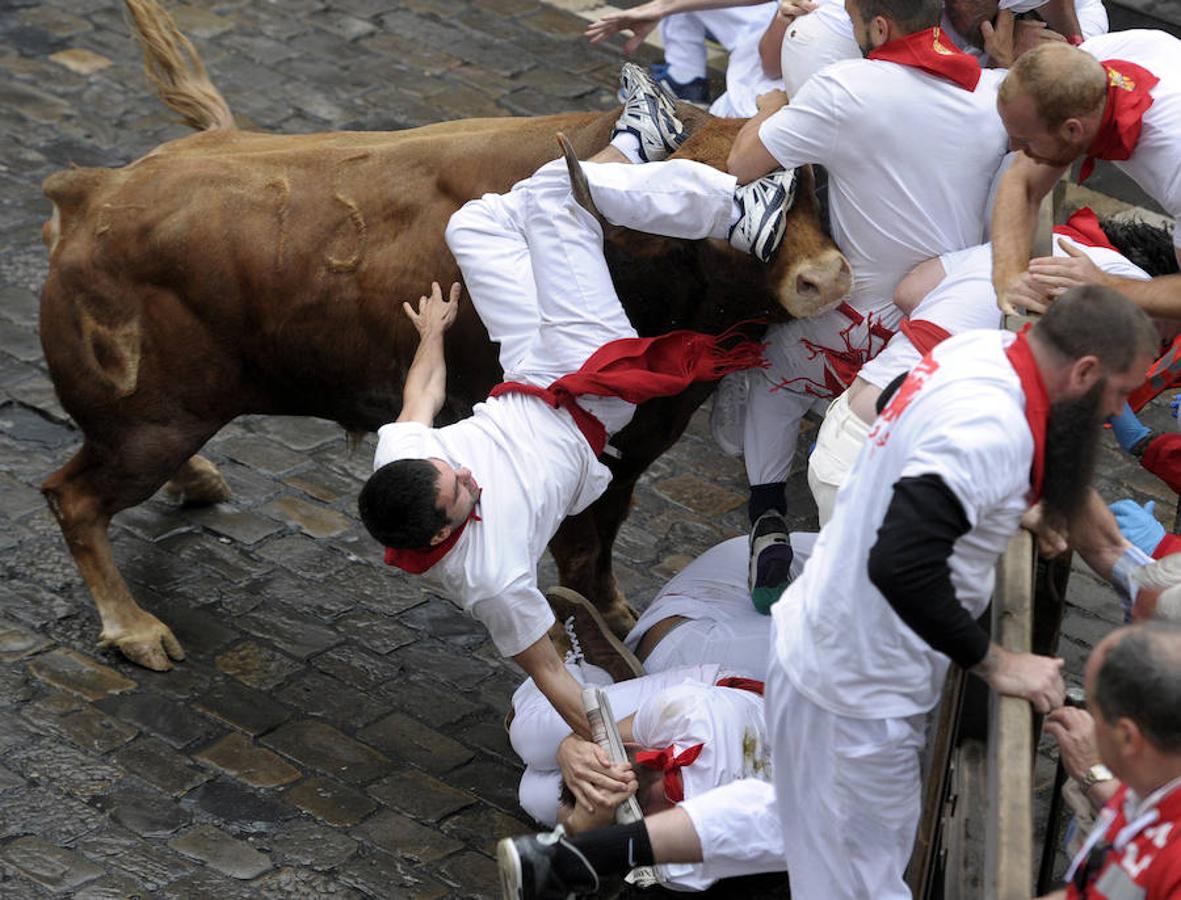 Los toros de Núñez del Cuvillo corren un encierro rápido y emocionante