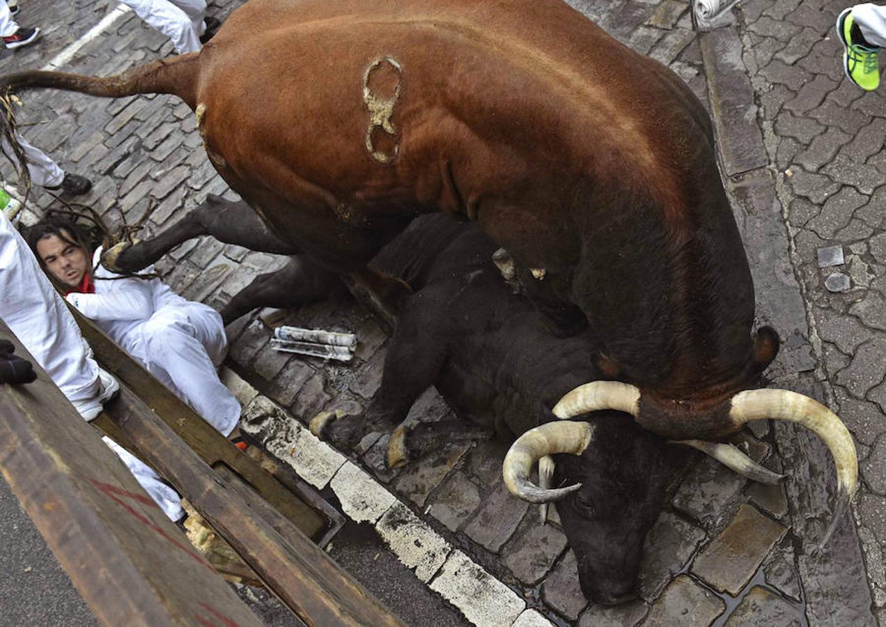 Los toros de Núñez del Cuvillo corren un encierro rápido y emocionante