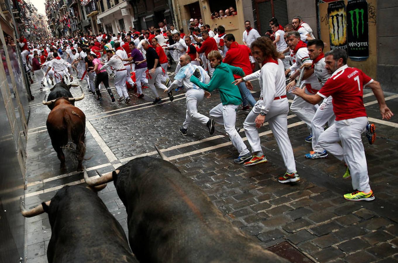 Los toros de Núñez del Cuvillo corren un encierro rápido y emocionante