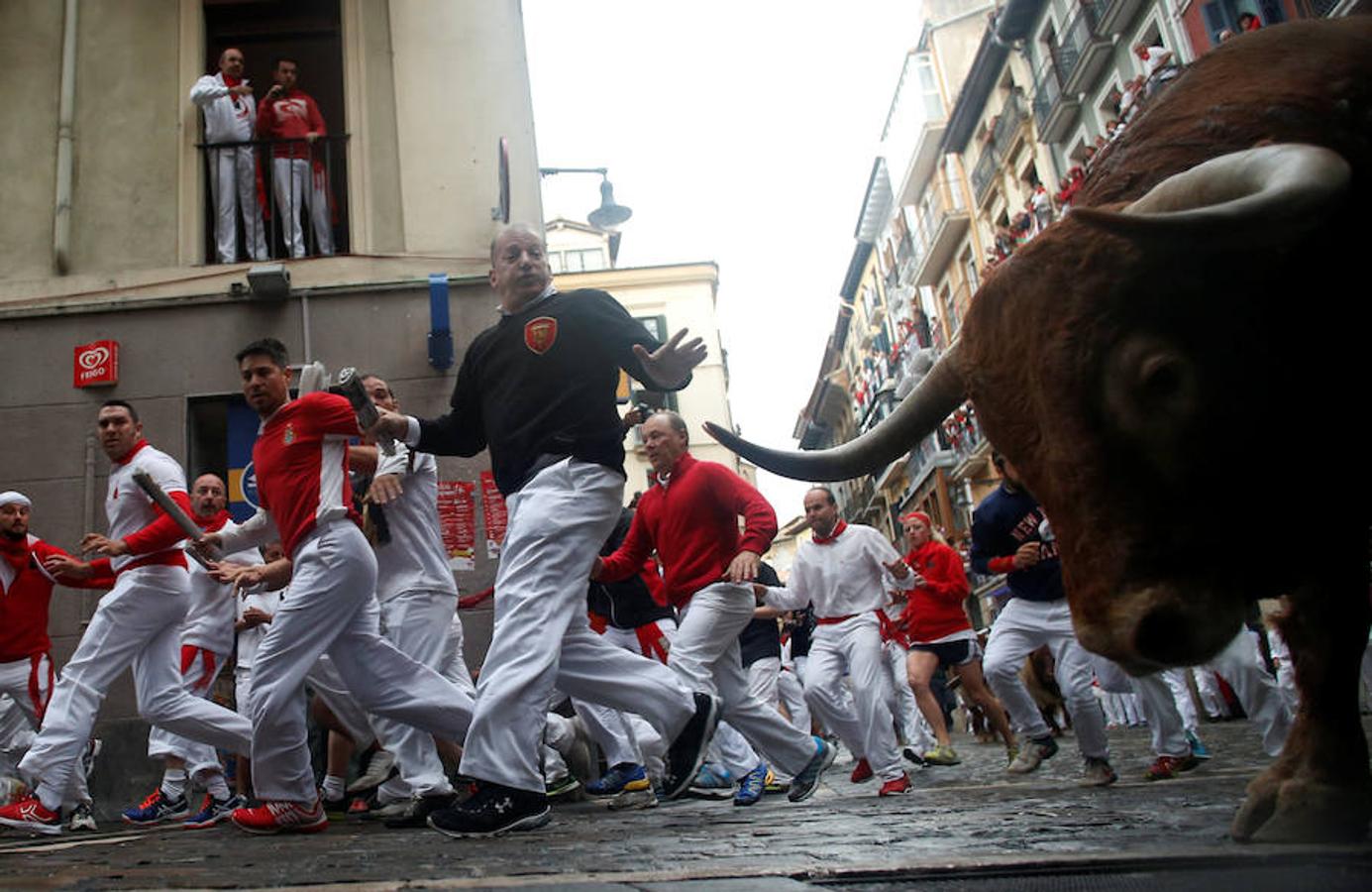 Los toros de Núñez del Cuvillo corren un encierro rápido y emocionante