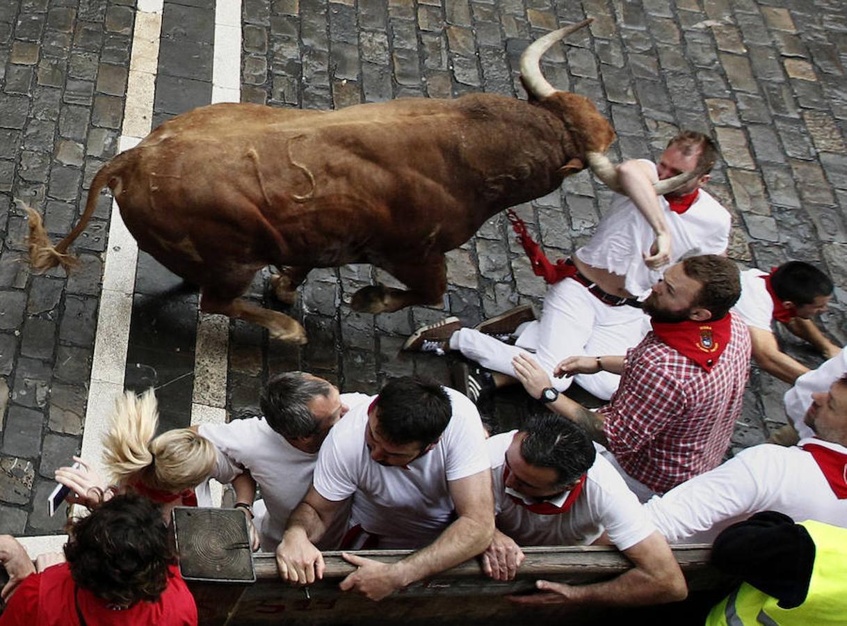 Los toros de Núñez del Cuvillo corren un encierro rápido y emocionante