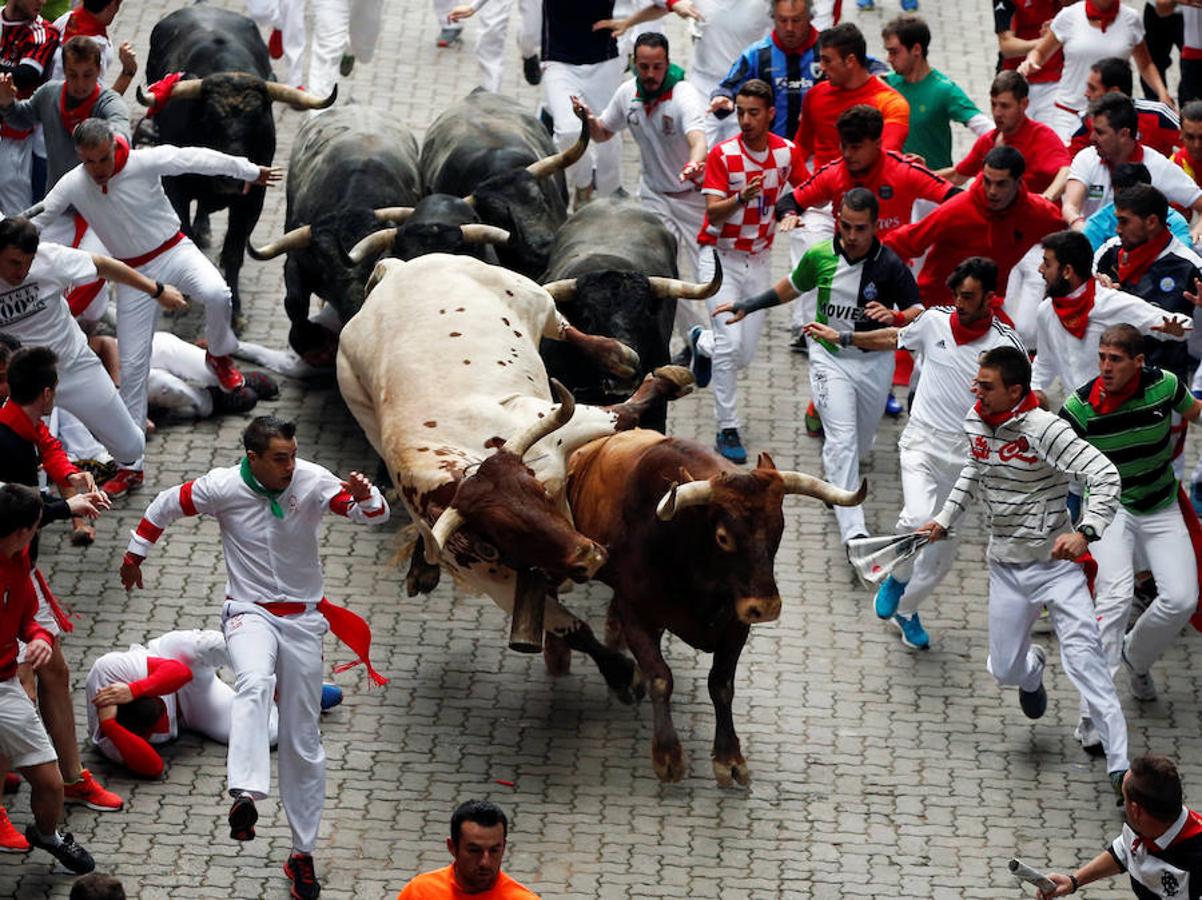 Miura cierra los Sanfermines con un encierro rápido con peligro en la plaza