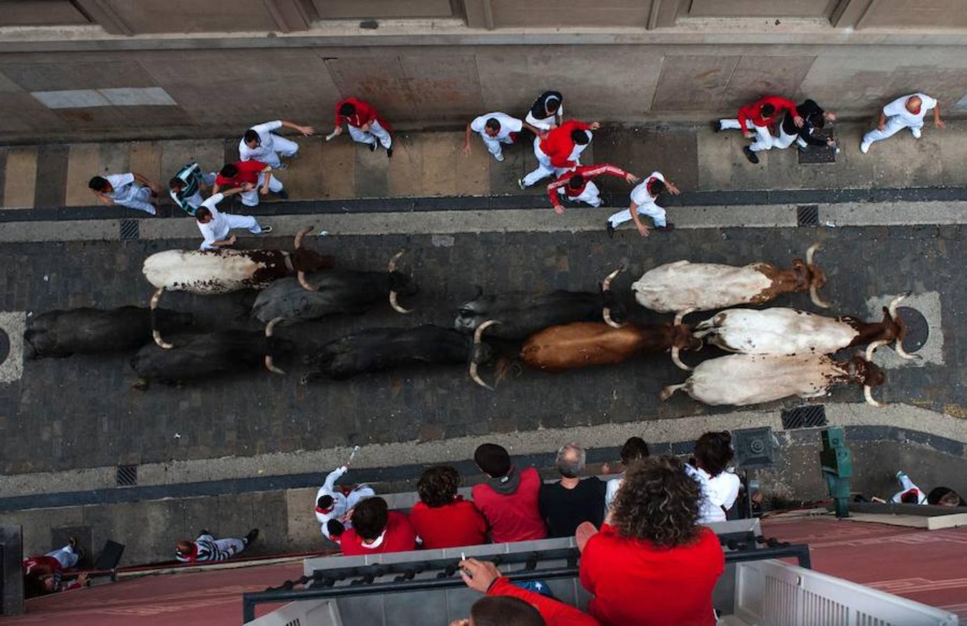 Miura cierra los Sanfermines con un encierro rápido con peligro en la plaza