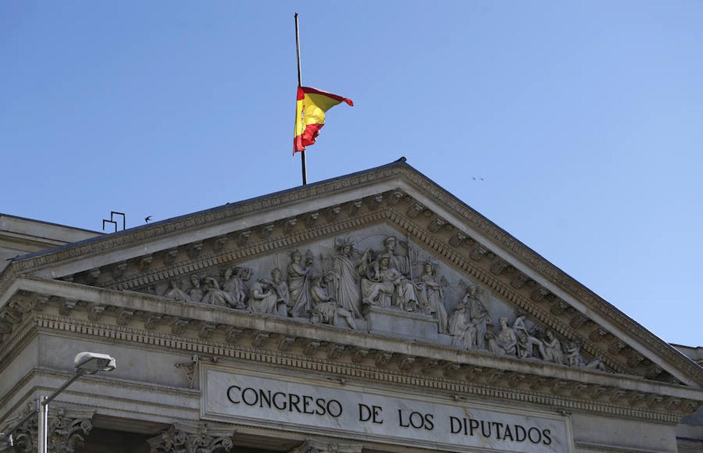 La bandera, a media asta, en el Congreso.