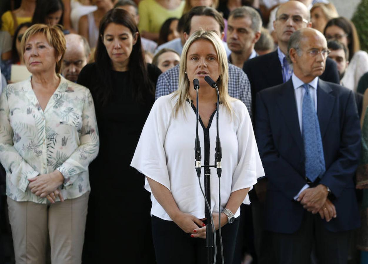 La presidenta de la Fundación Víctimas del Terrorismo, Mari Mar Blanco, pronuncia unas palabras frente al Congreso de los Diputados.