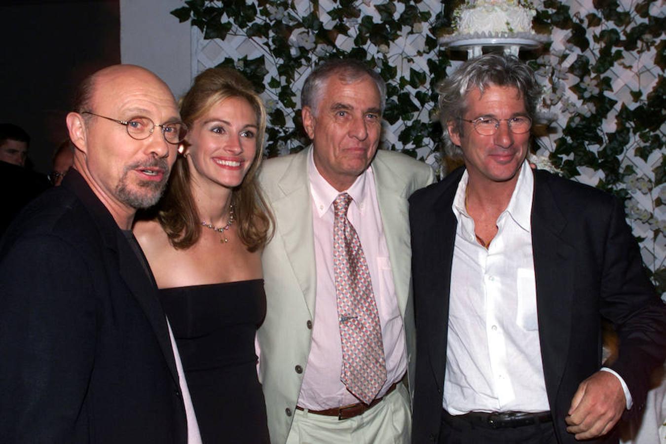 El reparto de actores prindipales de la comedia 'Pretty Woman', Hector Elizondo (i), Julia Roberts (c) y Richard Gere (d), junto al director Garry Marshall.