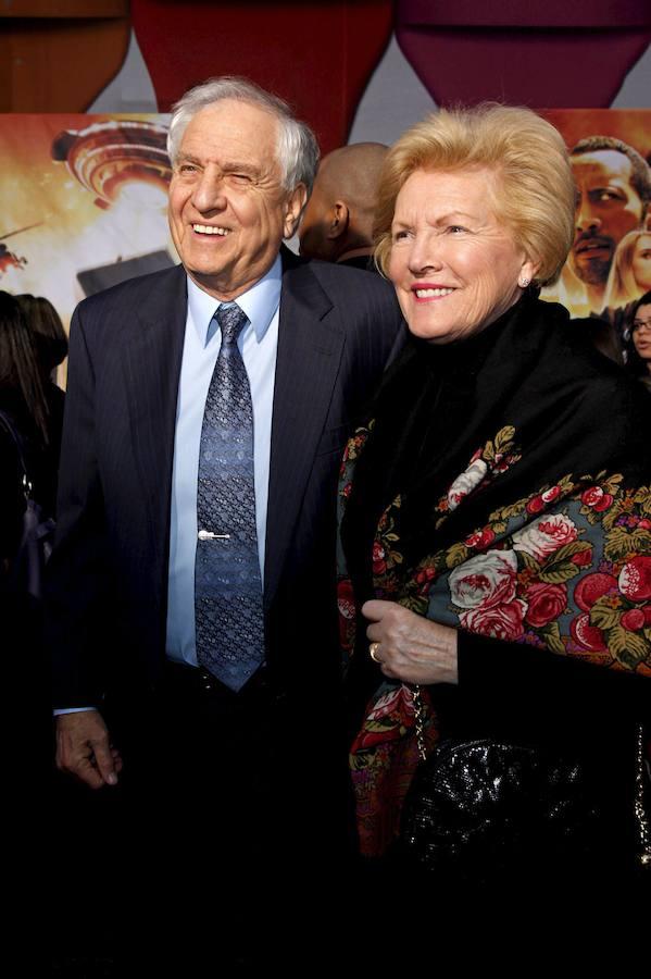 El director estadounidense Garry Marshall junto a su esposa, Barbara Marshall, en el estreno de la película 'Race To Witch Mountain' en Hollywood.