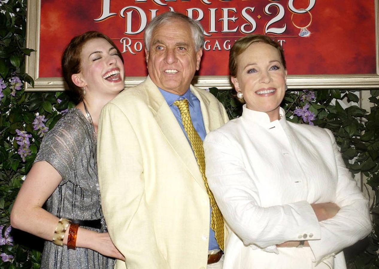 El director Garry Marshall posa con los miembros del reparto Anne Hathaway y Julie Andrews en el estreno de 'Princesa por sorpresa 2'.