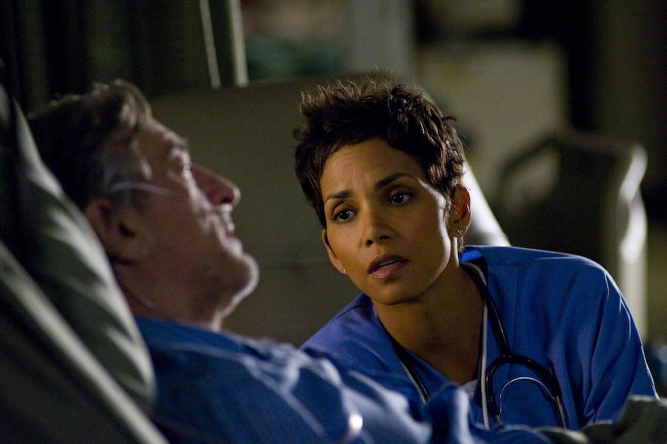 Halle Berry y Robert de Niro en una escena de la película 'Noche de fin de año'.