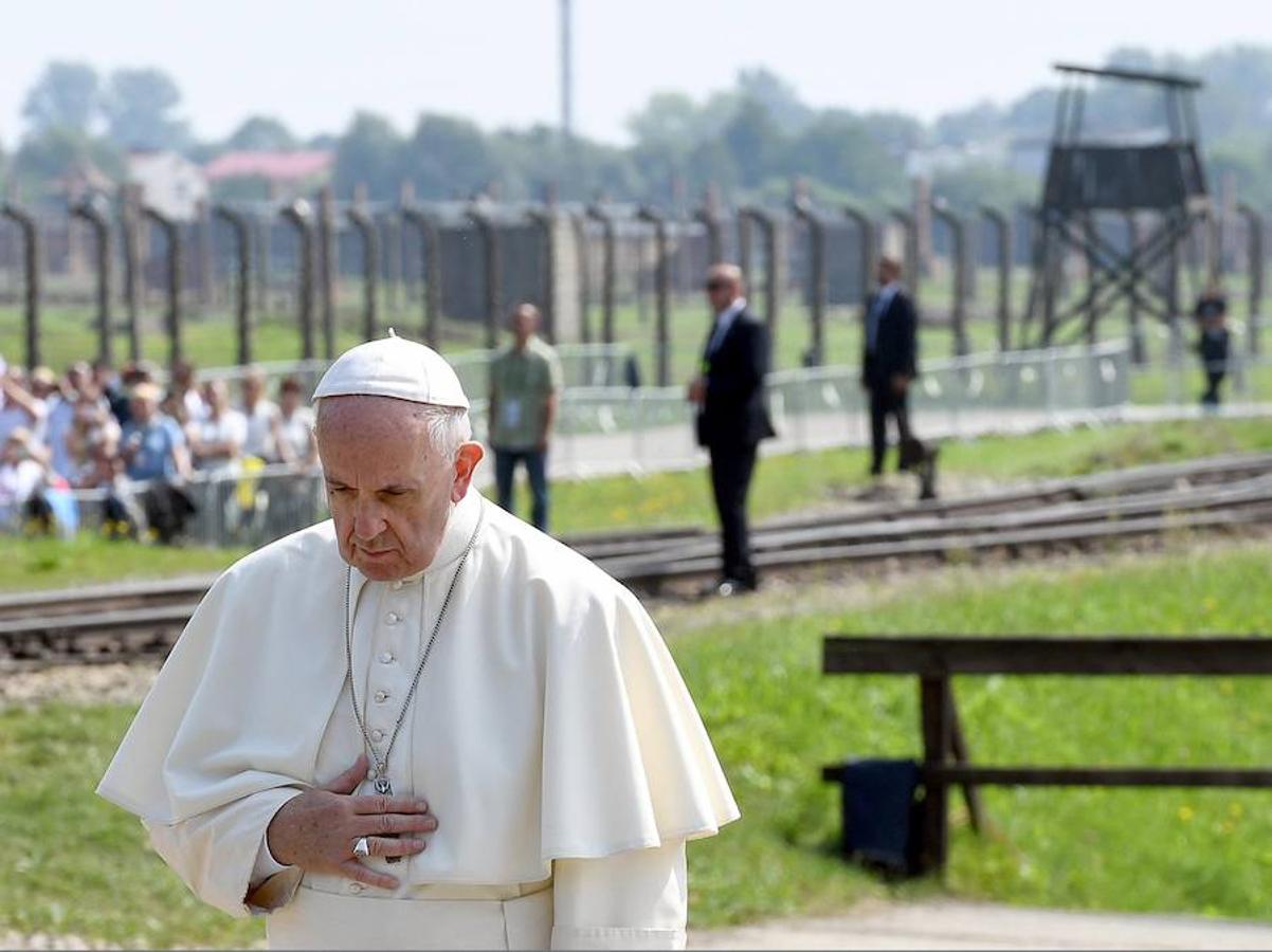 Francisco visita Auschwitz