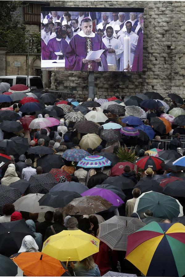 La lluvia no ha evitado que el pueblo francés muestre una calurosa despedida al sacerdote.