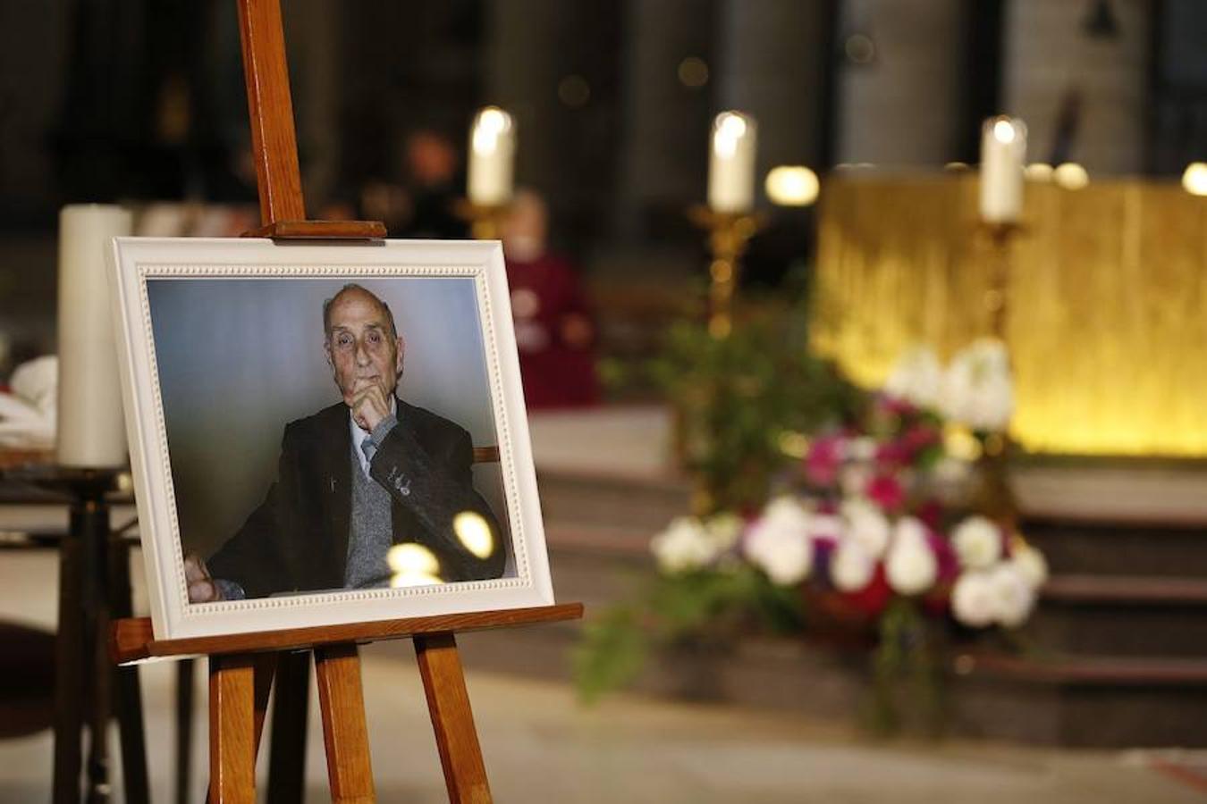 Una fotografía del sacerdote ha decorado el altar durante el último adiós en la catedral de Ruan.