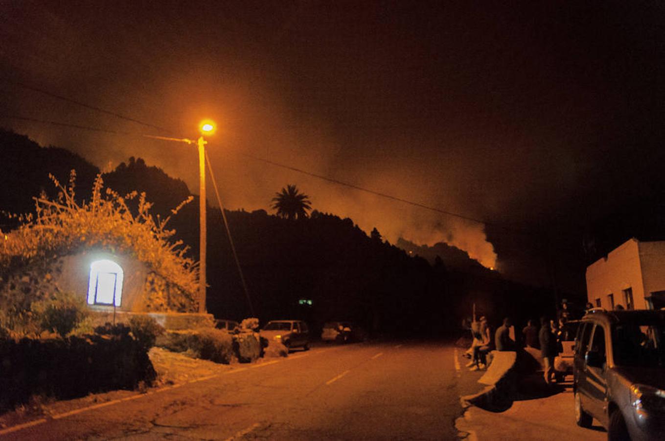 El fuego cerca de algunas casas.