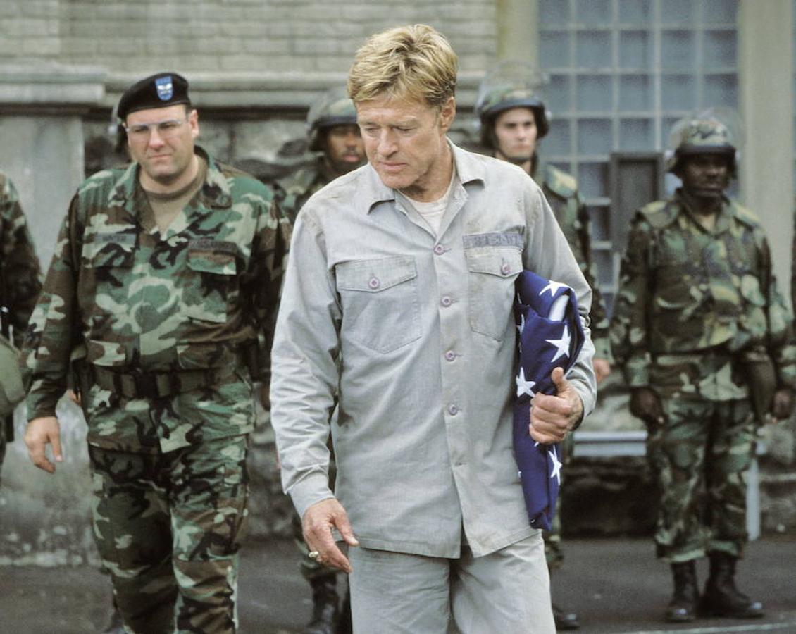 Robert Redford, con la bandera estadounidense bajo el brazo,en una escena de la película 'La última fortaleza'.