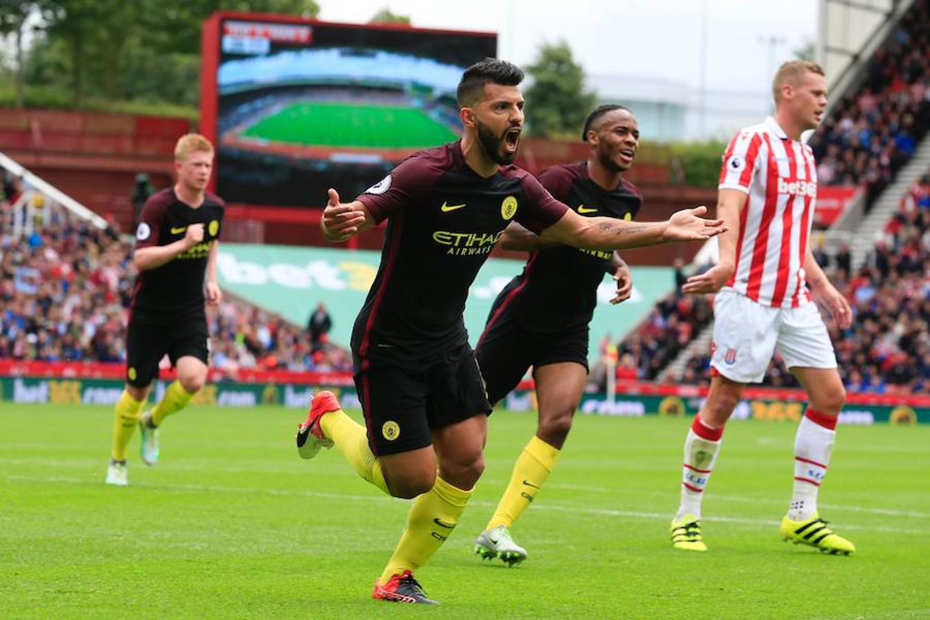 El Manchester City golea 4-1 al Stoke City