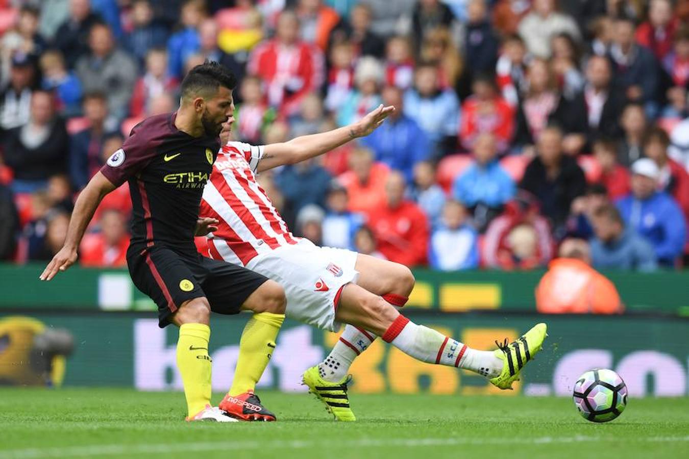 El Manchester City golea 4-1 al Stoke City