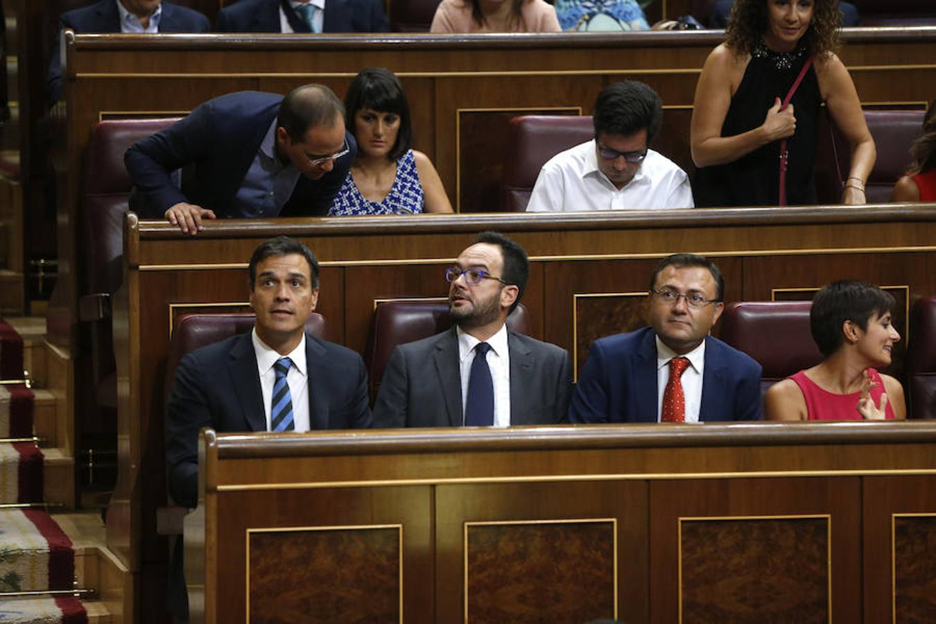 El líder del PSOE, Pedro Sánchez (i); el portavoz parlamentario, Antonio Hernando (c), y el diputado Miguel Ángel Heredia (2d), en sus escaños del Congreso de los Diputados.