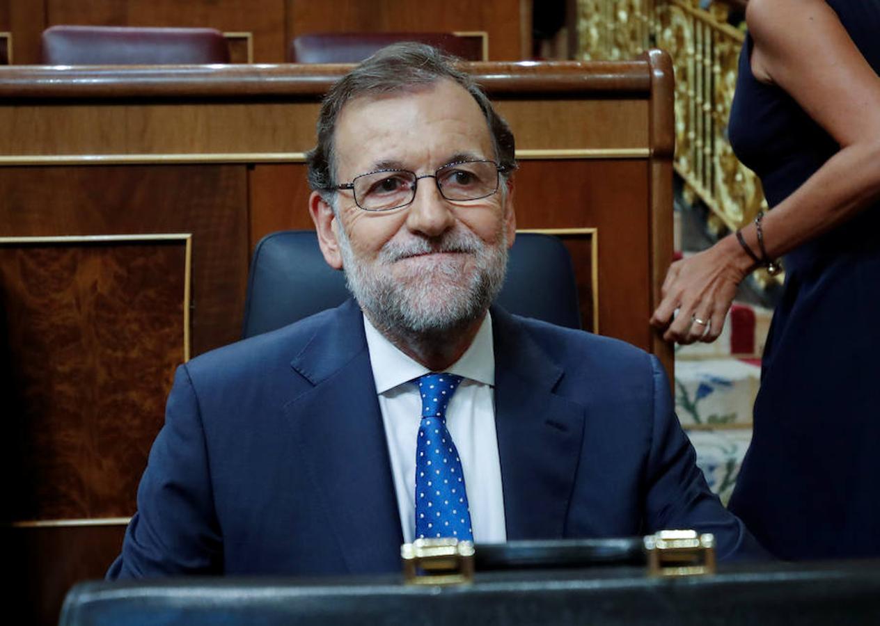 El presidente del Gobierno en funciones, Mariano Rajoy, se prepara para intervenir momentos antes de su discurso .