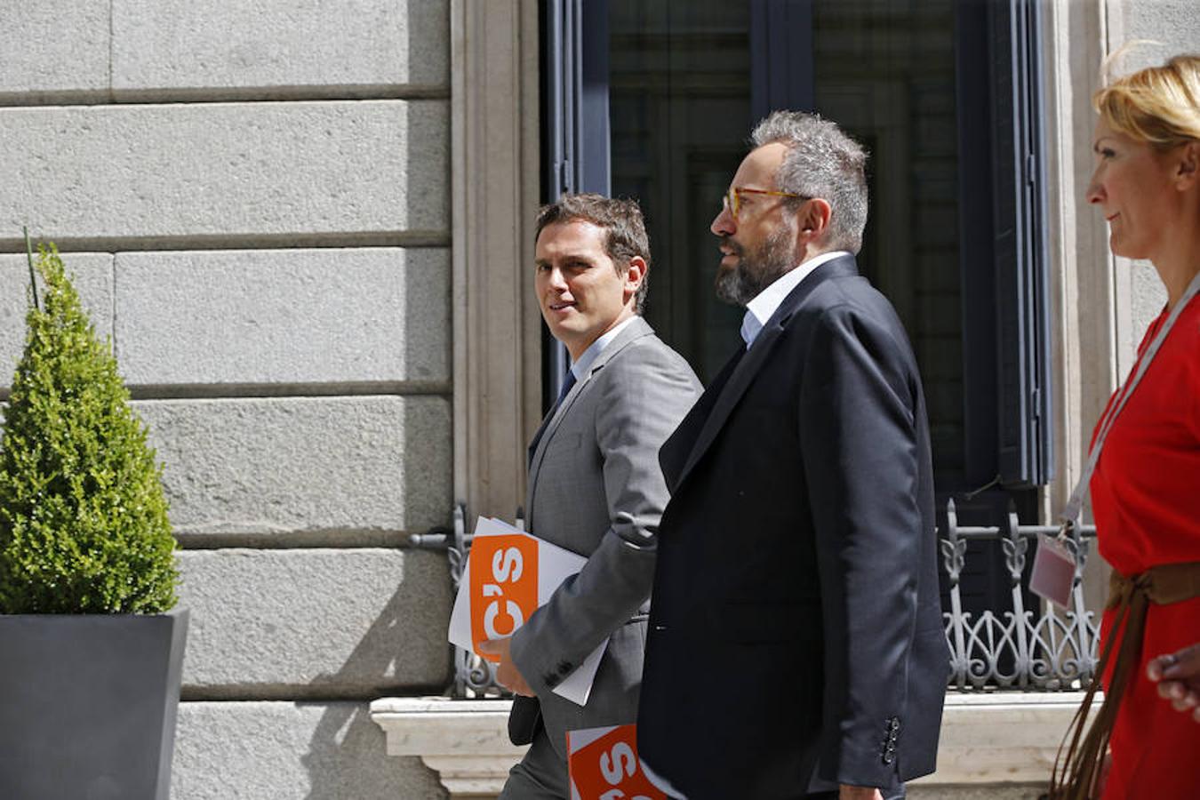 Albert Rivera (i), presidente de Ciudadanos, y el portavoz parlamentario, Juan Carlos Girauta (d), llegan esta tarde al Congreso.