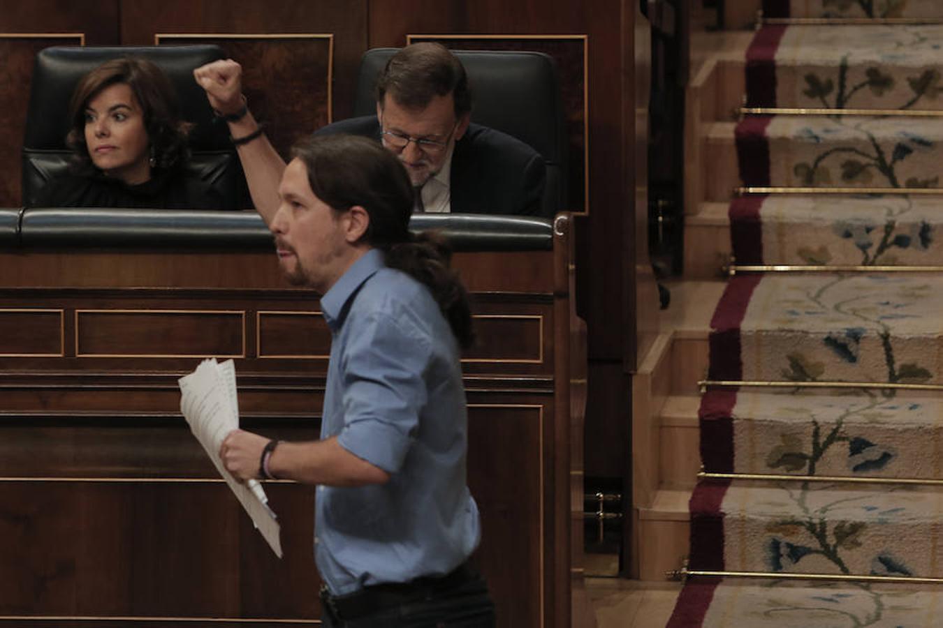 Pablo Iglesias camino de su butaca, con el puño en alto. La formación morada ha votado en contra de la invstidura.