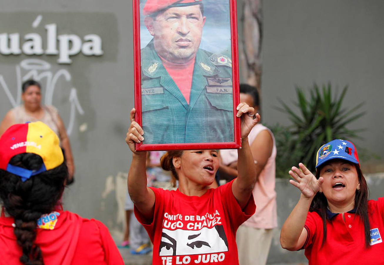 Grupos de venezolanos muestran su apoyo al presidente Nicolás Maduro mostrando camisetas rojas.