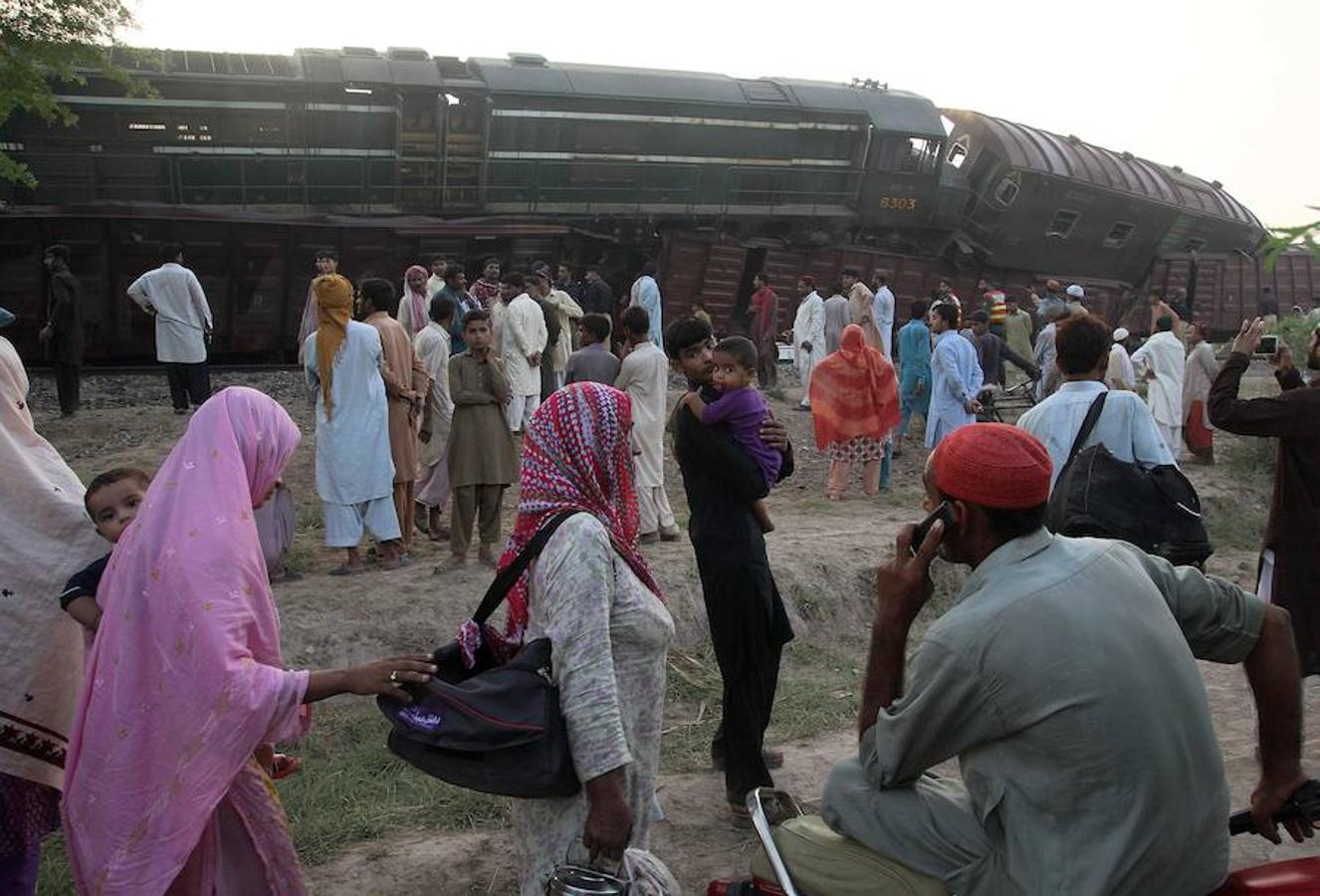 Violento choque de dos trenes en Pakistán