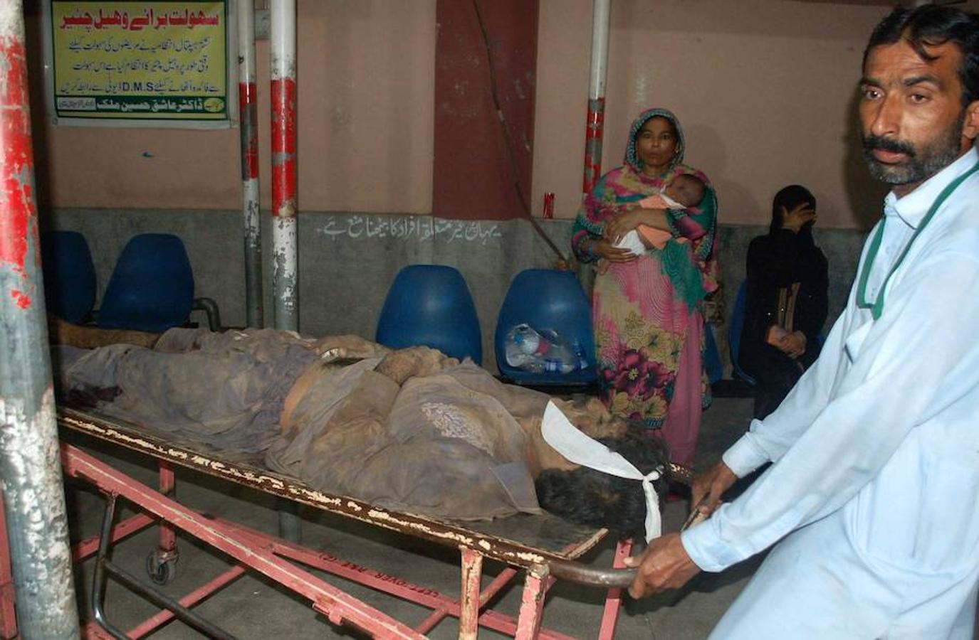 Violento choque de dos trenes en Pakistán