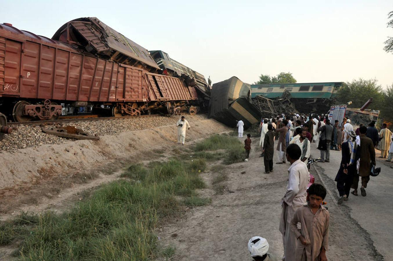 Violento choque de dos trenes en Pakistán