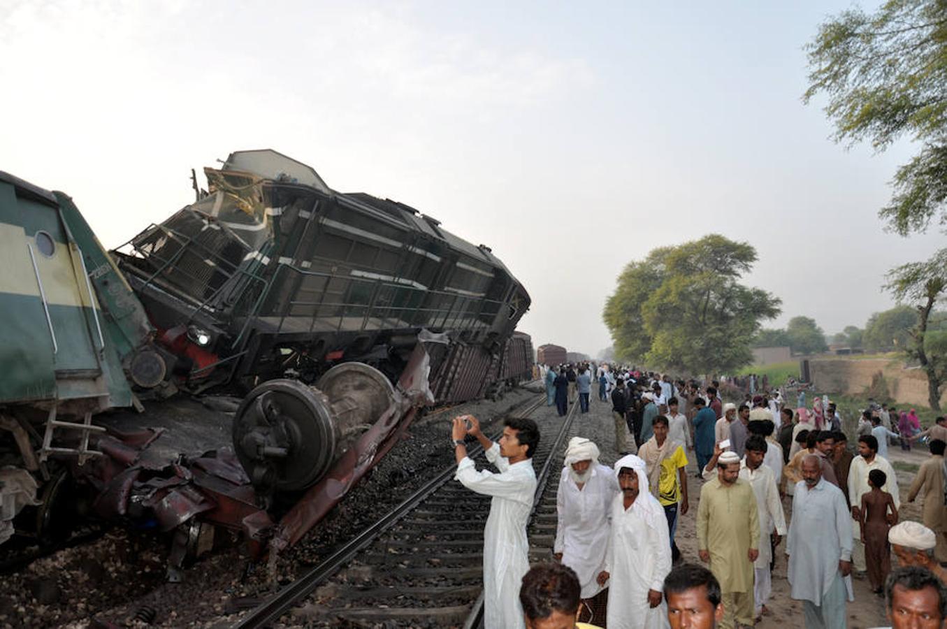 Violento choque de dos trenes en Pakistán