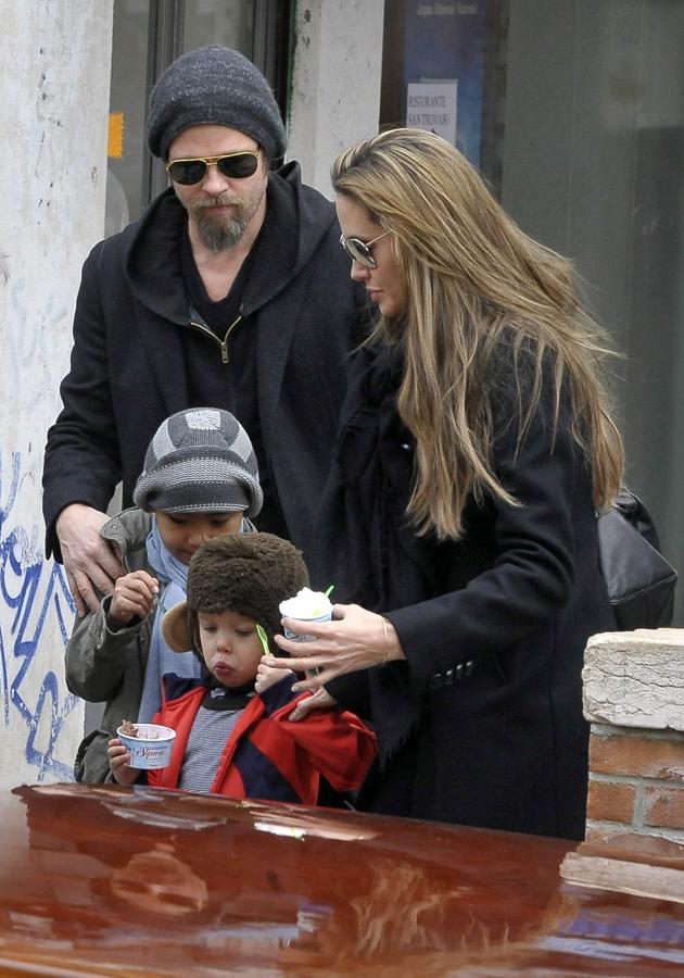 Angelina Jolie y Brad Pitt junto a dos de sus hijos en Venecia (2010).