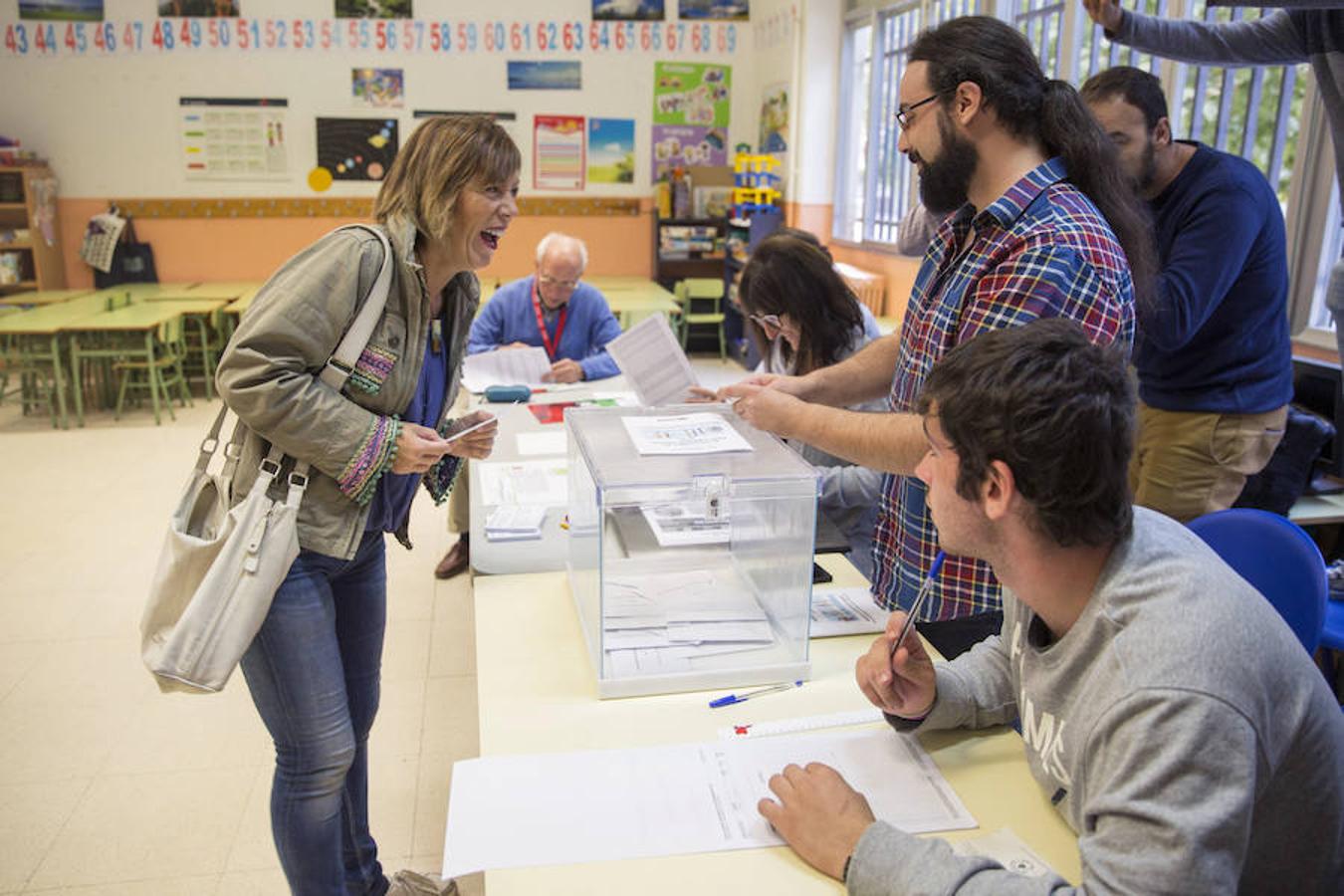 La cabeza de lista de EH Bildu por Álava, Miren Larrion, vota para las elecciones al Parlamento Vasco.