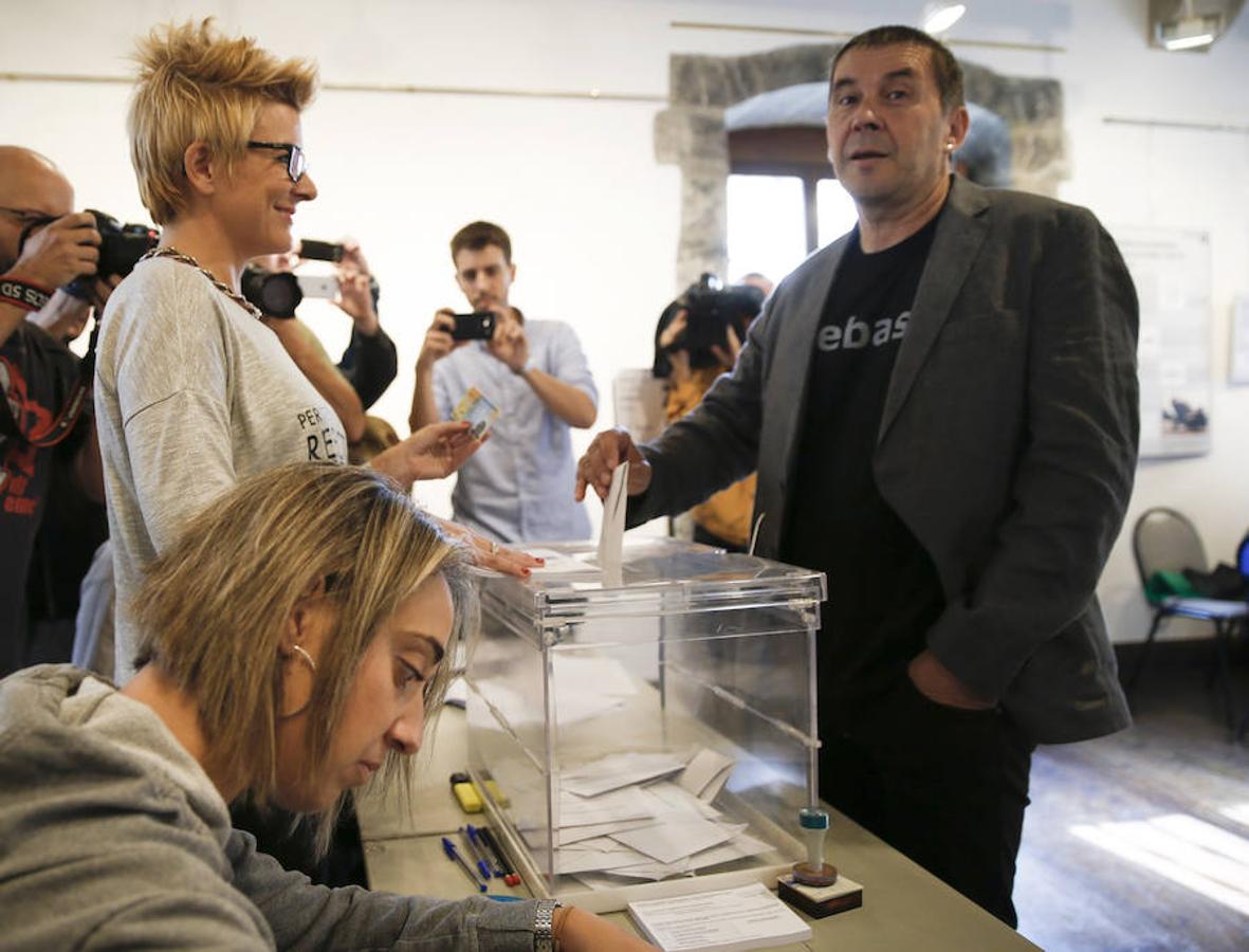 El dirigente de la izquierda abertzale Arnaldo Otegi ha acudido hoy a votar para las elecciones autonómicas vascas a la casa de Cultura de Elgoibar (Gipuzkoa).