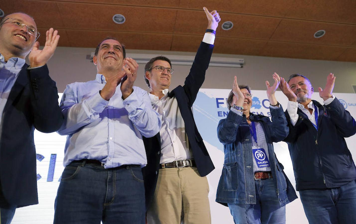 Alberto Núñez Feijóo celebra su victoria electoral en la sede del PP gallego.