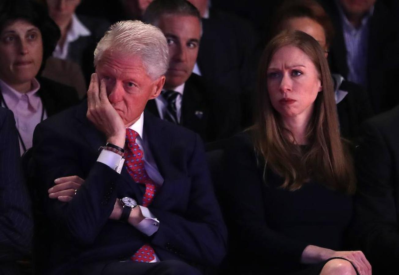 Bill Clinton y su hija, Chelsea, siguen atentamente el cara a cara.