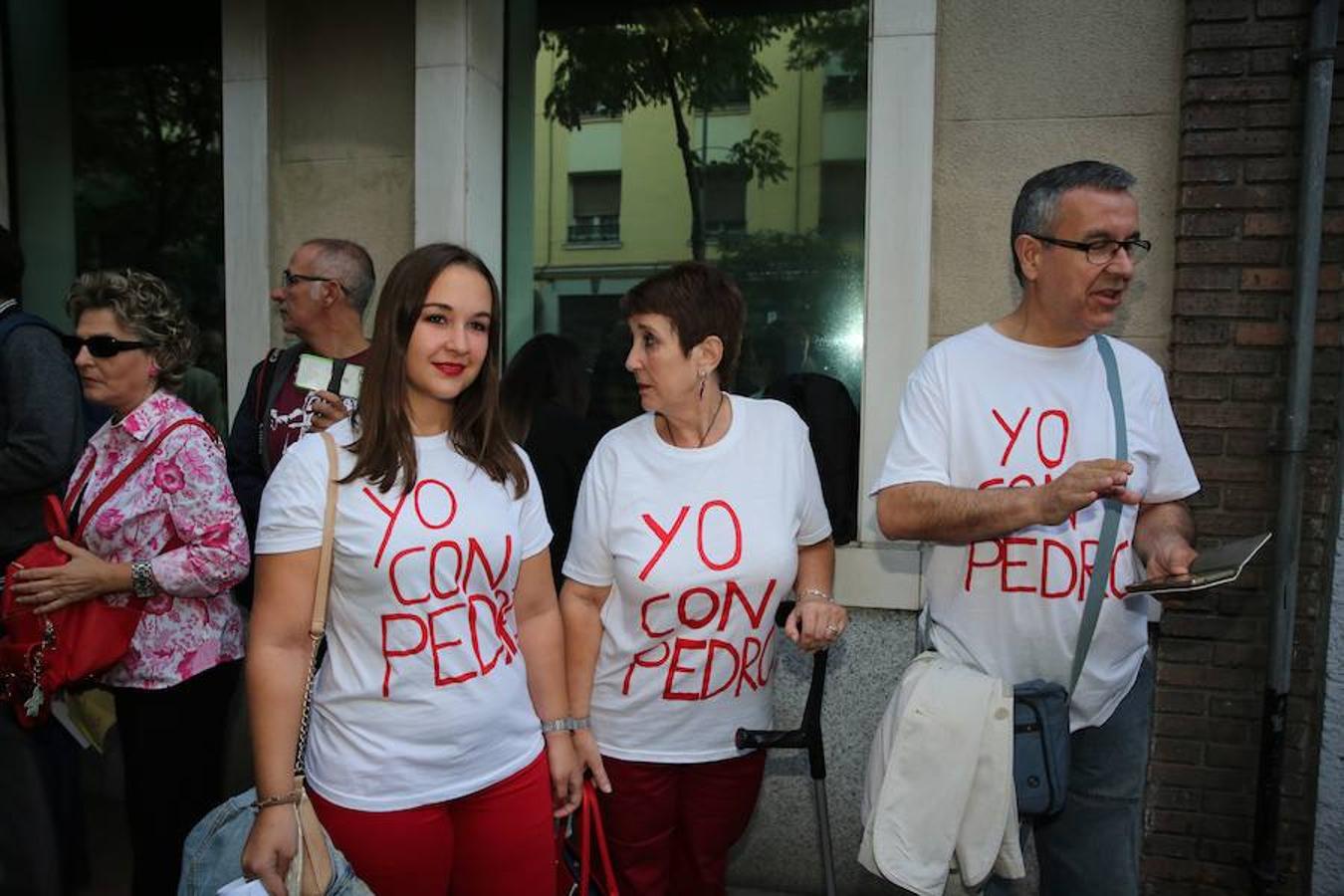 Los militantes del PSOE se agolpan en Ferraz