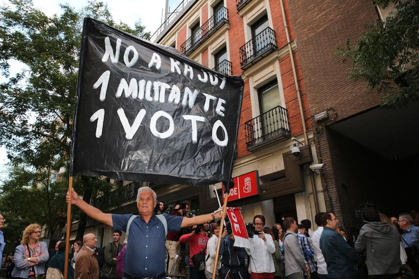 Los militantes del PSOE se agolpan en Ferraz