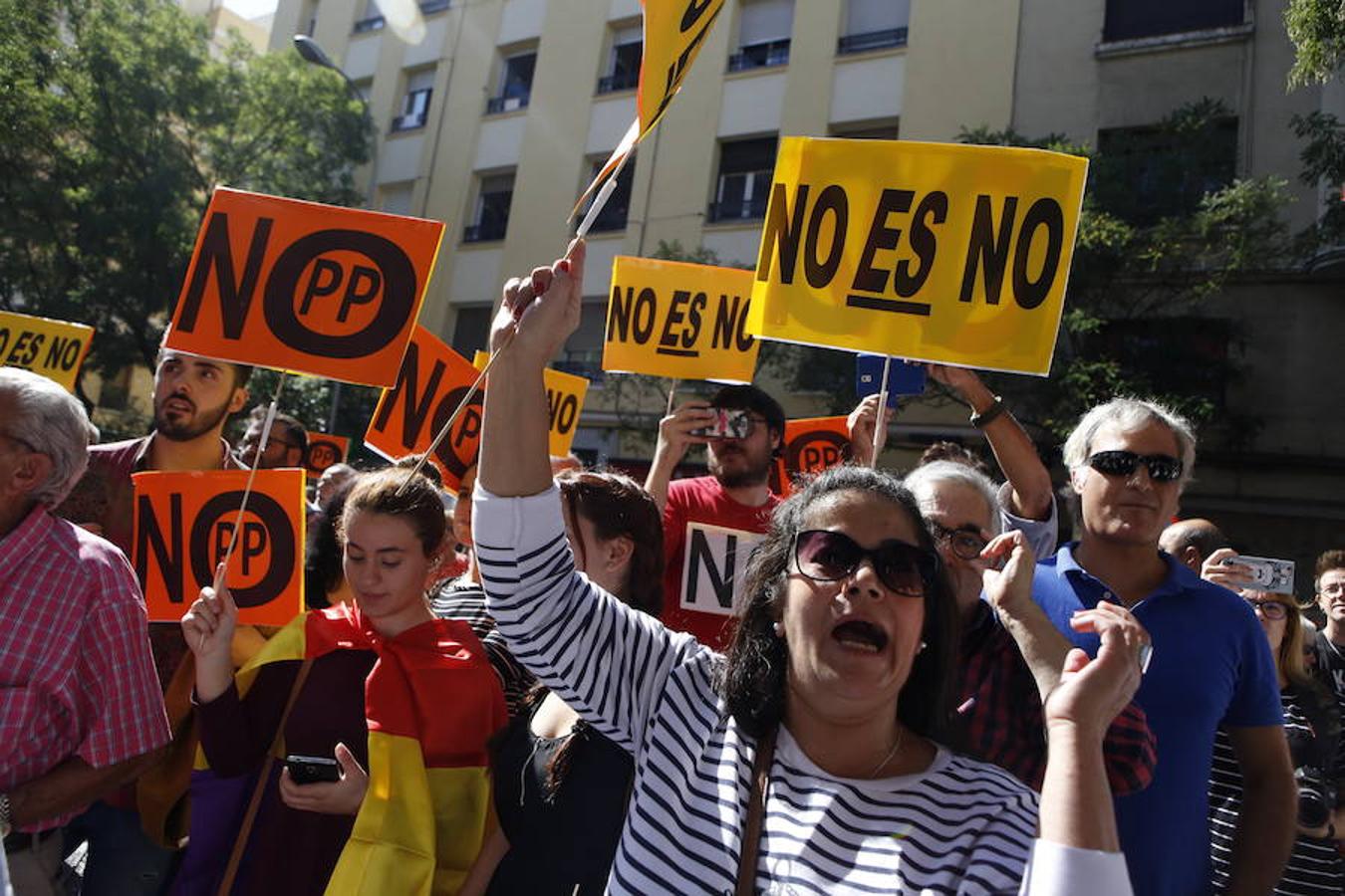 Los militantes del PSOE se agolpan en Ferraz