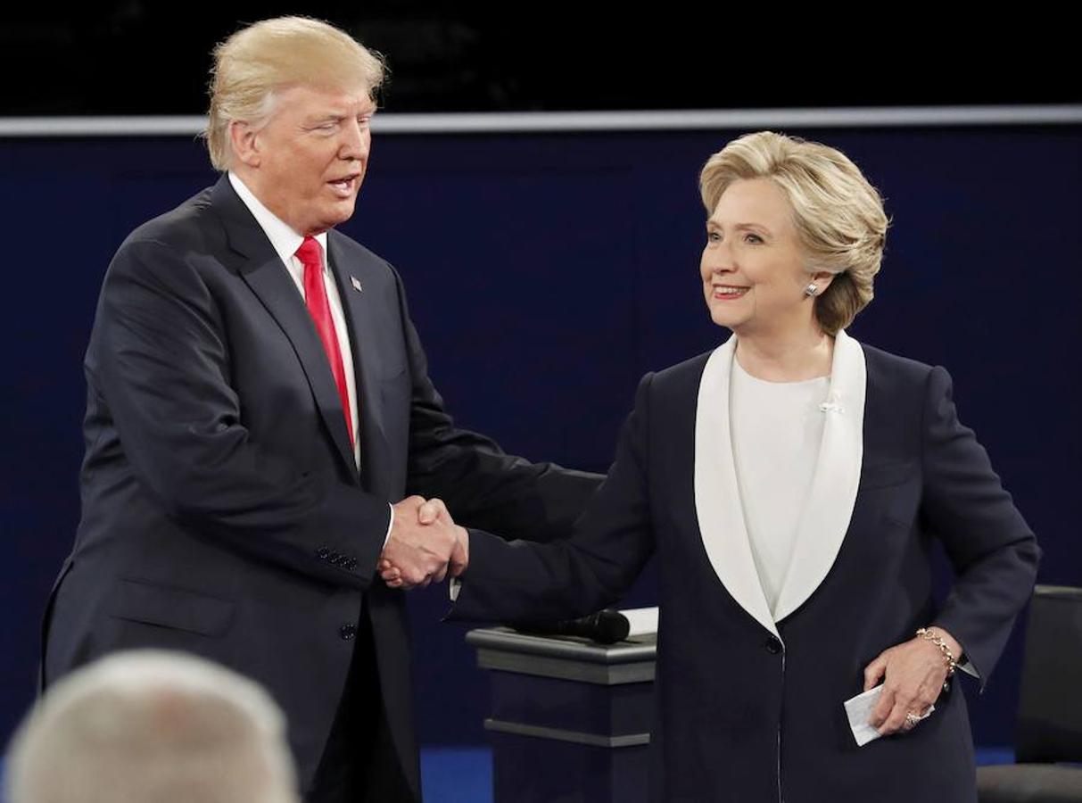 Trump y Clinton se saludan antes del comienzo del debate.