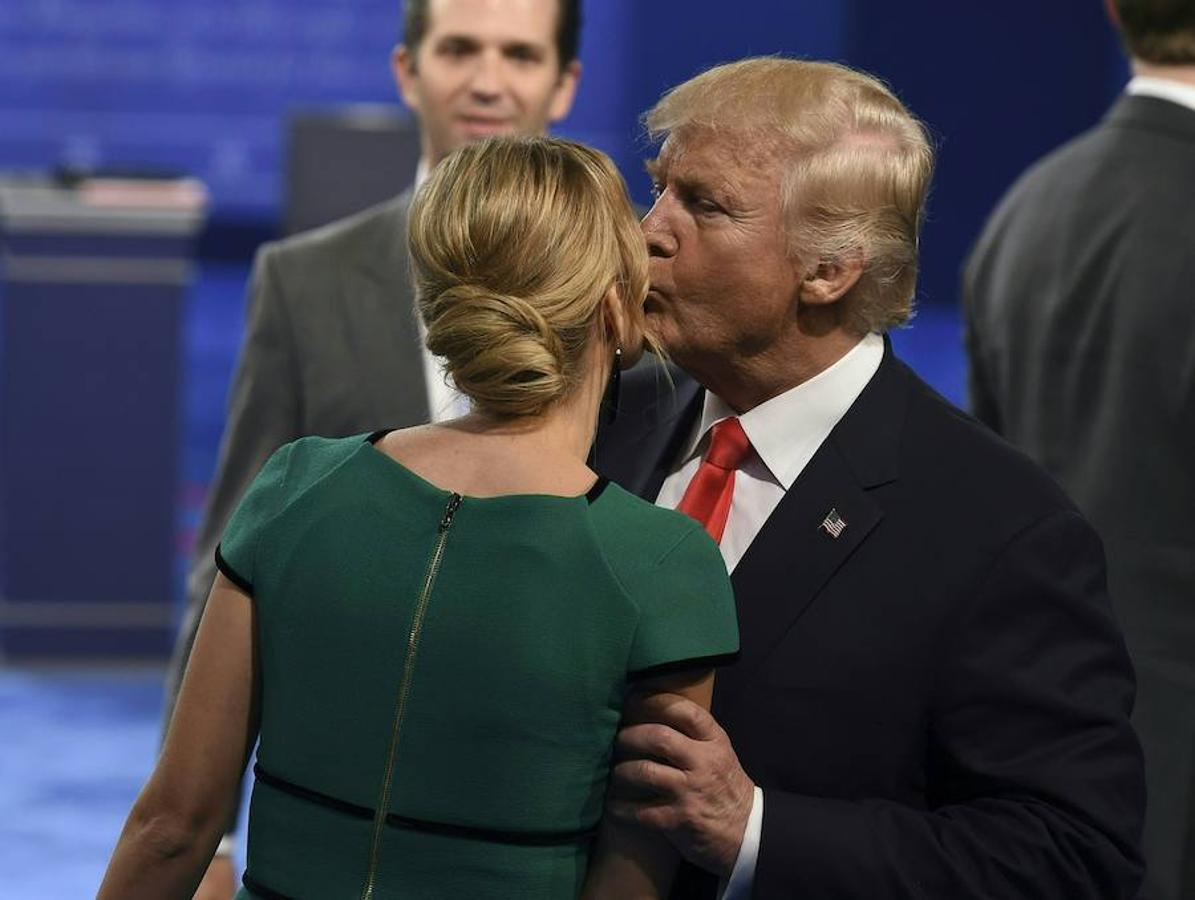 Trump besa a su hija Ivanka.