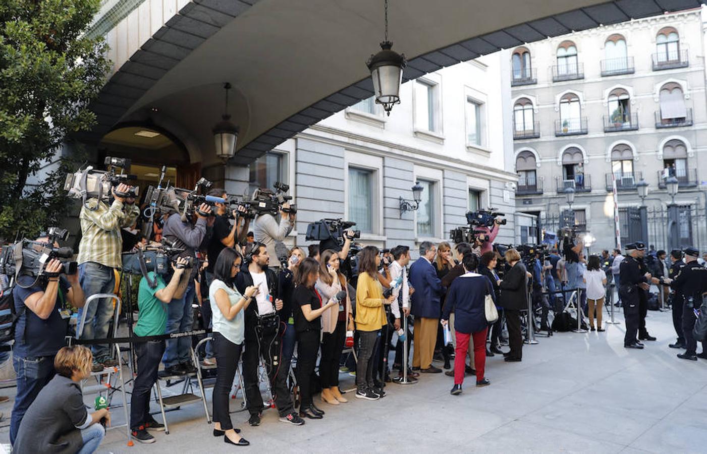 Cámaras y periodistas en el exterior de la Cámara Baja.