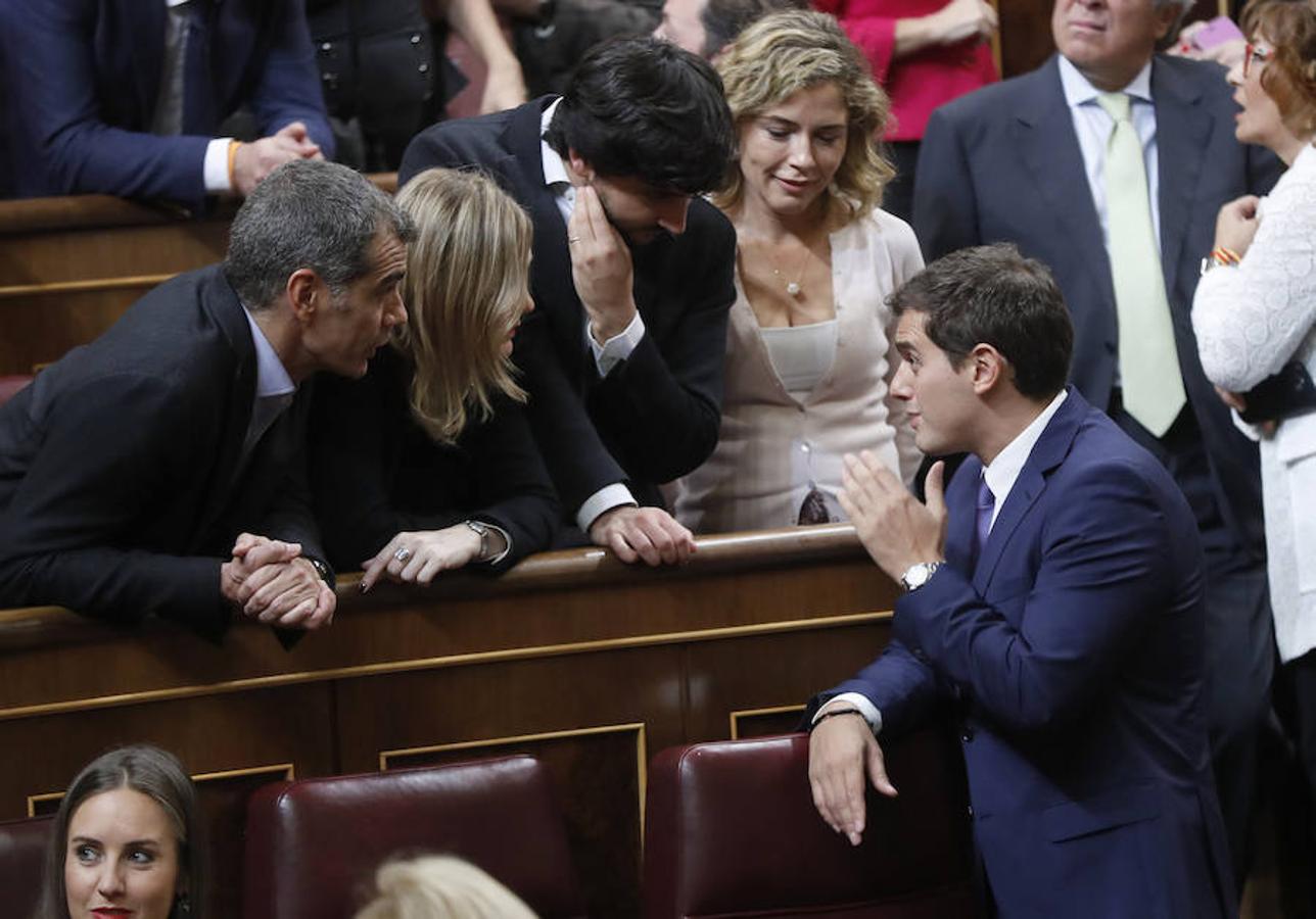 El líder de Ciudadanos, Albert Rivera (d) conversa con los diputados de su partido.