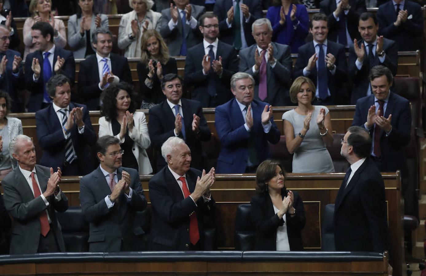 La bancada del PP aplaude a su líder, Mariano Rajoy.